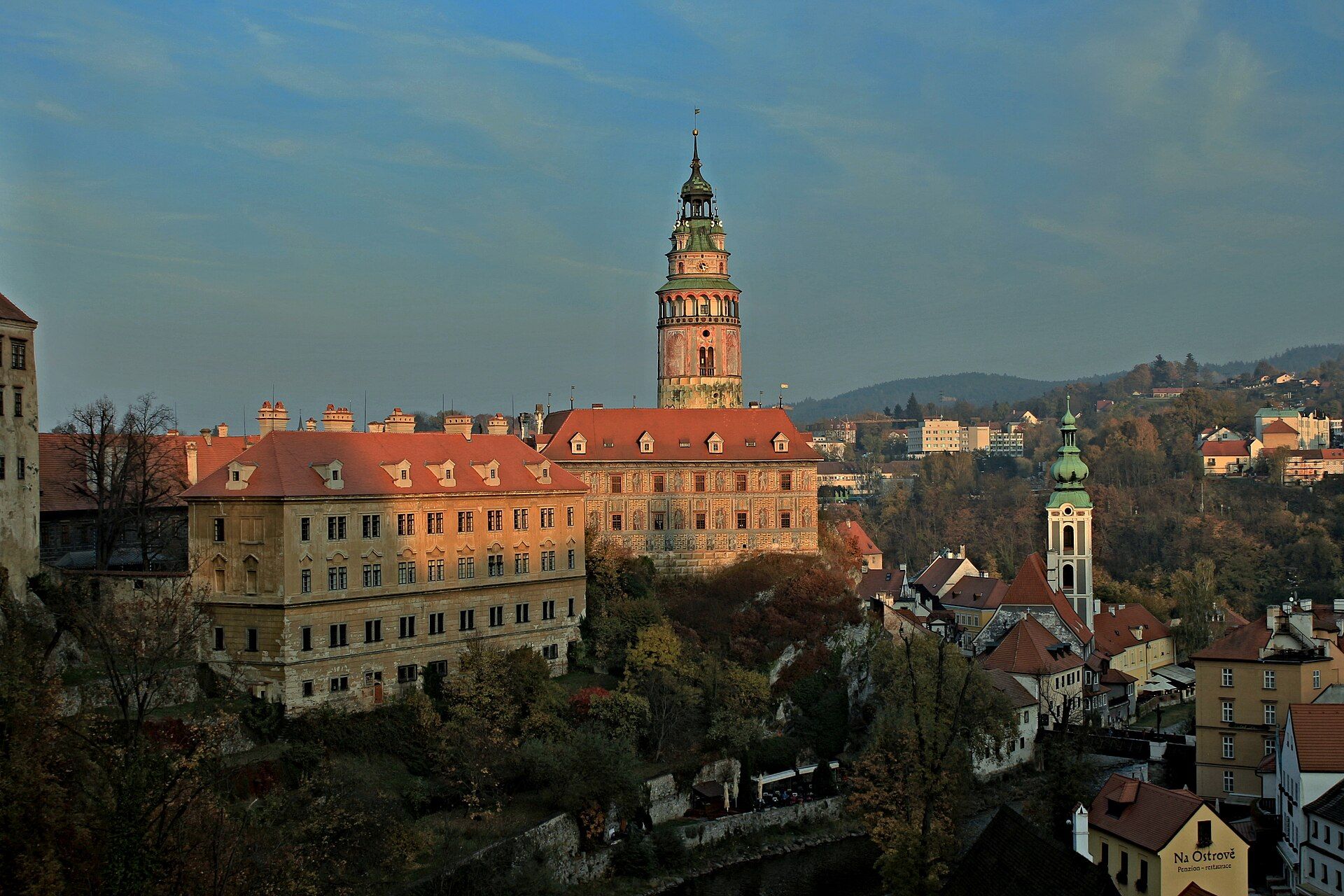 Zámek a historické centrum Českého Krumlova večer